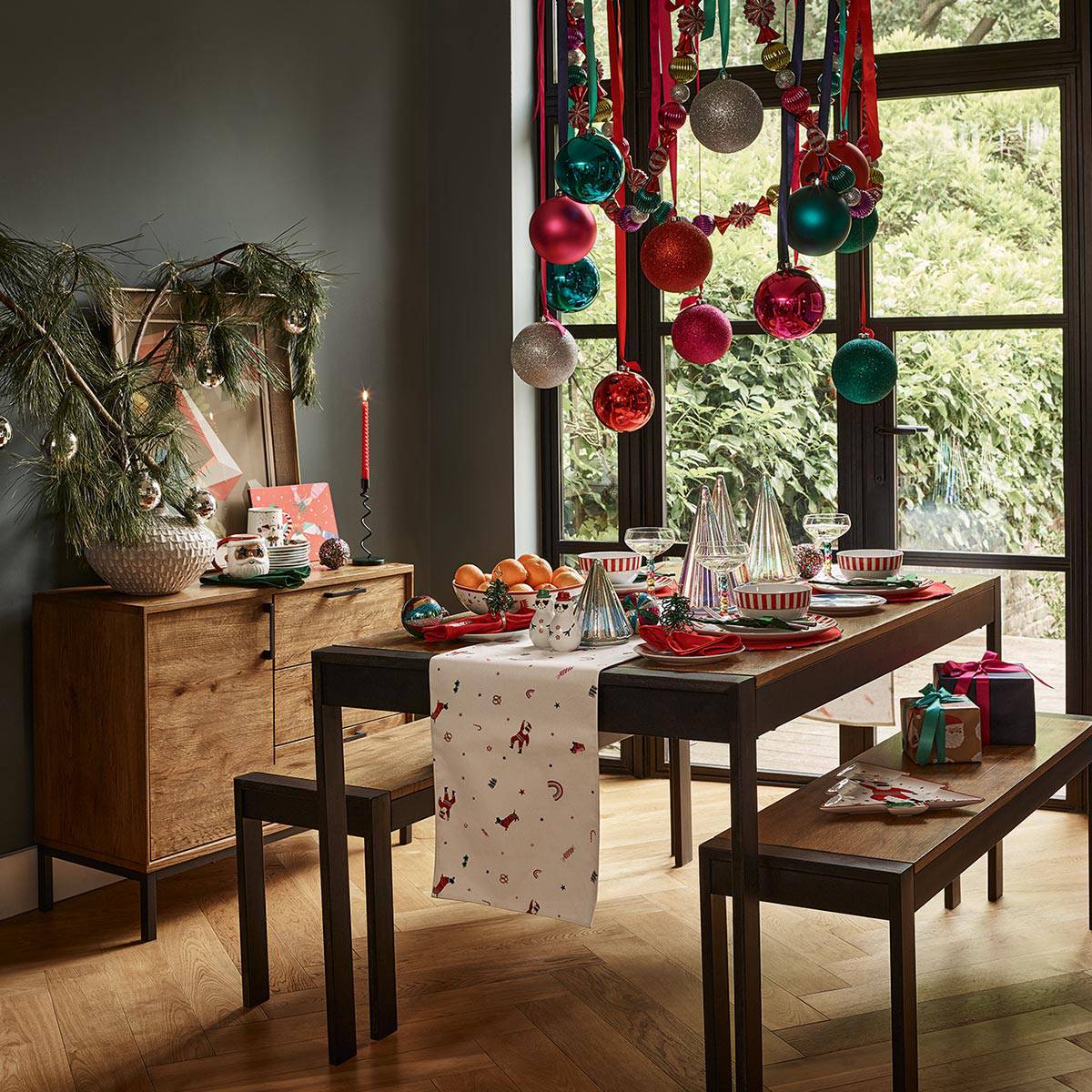 Vánočně prostřený stůl. Prohlédnout stolní dekorace